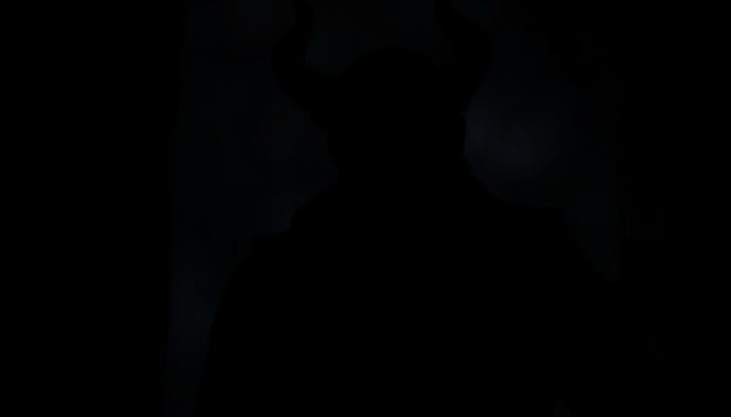 Mroczna postać diabła w cieniu, symbolizująca sennik diabeł